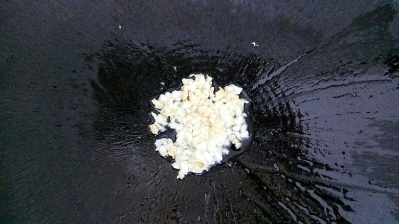蒜蓉拌菠菜细面
,锅里放一点点油,热蒜蓉