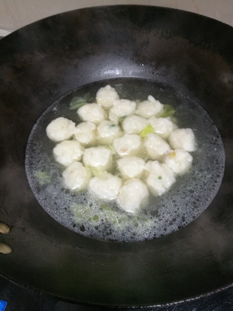 菜谱#佛手观音莲花白菜#(创建于16/11~2017),起锅注水,放入浓宝汤,再放入龙利鱼鱼丸子,烧5分钟。