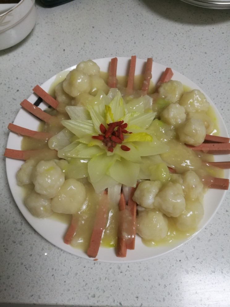菜谱#佛手观音莲花白菜#(创建于16/11~2017),把鱼丸装盘,莲花花芯中放入<a style='color:red;display:inline-block;' href='/shicai/ 673'>枸杞</a>。