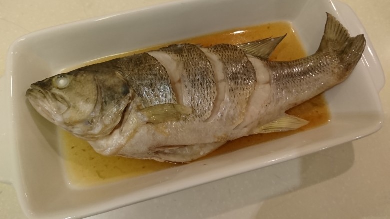 清蒸鱸魚,幫魚換個盤子!湯汁一起。