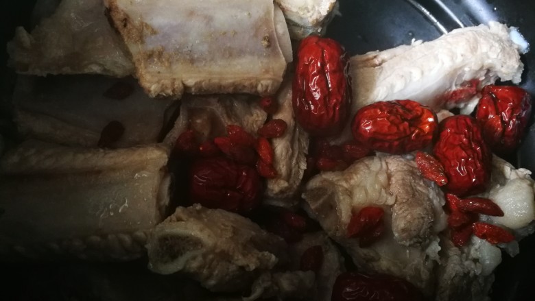 初冬山药排骨汤,排骨放到砂锅里,加洗干净的大红枣和<a style='color:red;display:inline-block;' href='/shicai/ 673'>枸杞</a>。