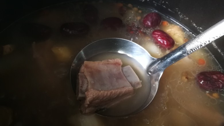 初冬山药排骨汤,这是煮的大概四十多分钟的样子,排骨还不太烂 。在煮会,不信小火炖不烂它。