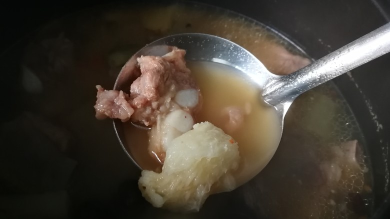初冬山药排骨汤,两个多小时过后,全烂了吧。