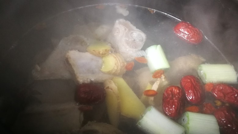 初冬山药排骨汤,然后在加盖过排骨的热水,据说这样,防止肉不老,估计是热胀冷缩的原理。中火烧开。