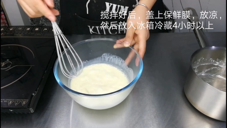 浓香定型的白巧克力奶油,巧克力全部融化后,盖上保鲜膜,放凉,然后放入冰箱冷藏4小时以上