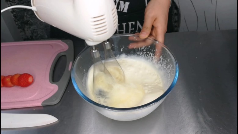 浓香定型的白巧克力奶油,因为加了巧克力,油脂含量比较高,所以打发时间会久一些,不要着急