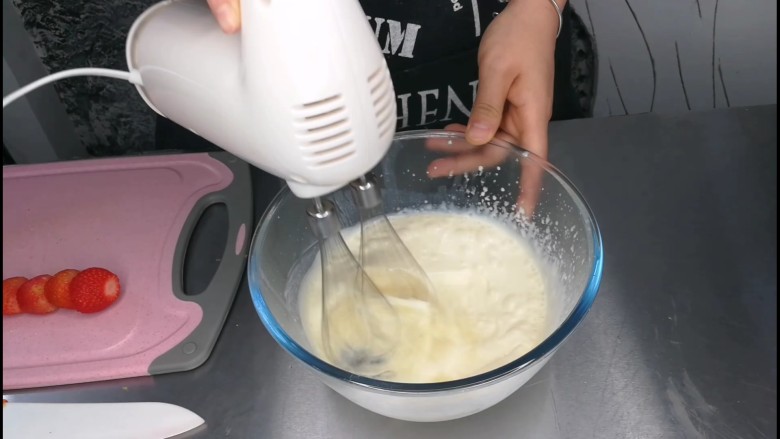 浓香定型的白巧克力奶油,不需要加糖,直接打发