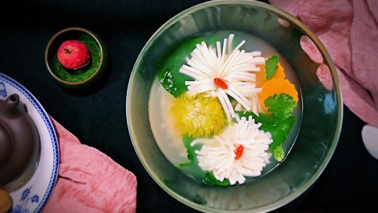 功夫菜系列@@
别有洞天的菊花豆腐鸡汤

