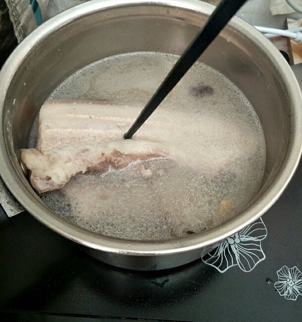 蒜泥白肉,煮到用筷子可以轻松扎透就可以了