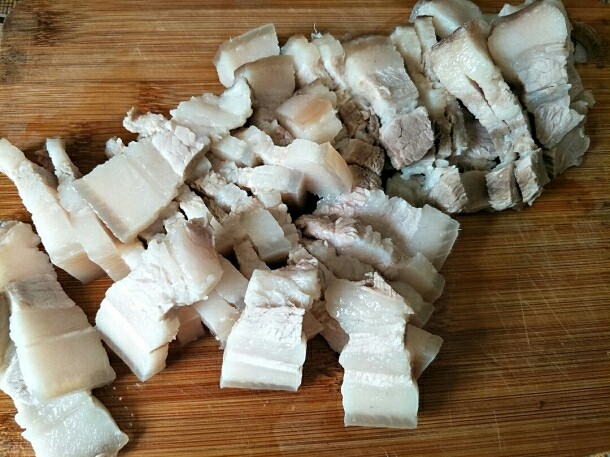 蒜泥白肉,放凉的五花肉切薄片