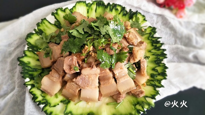 蒜泥白肉,切好的五花肉倒入调味料拌匀装盘