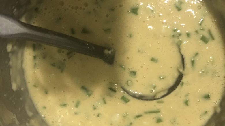 鸡蛋藕饼,充分搅拌均匀后待用。注意水不要加多有粘稠感就可以。