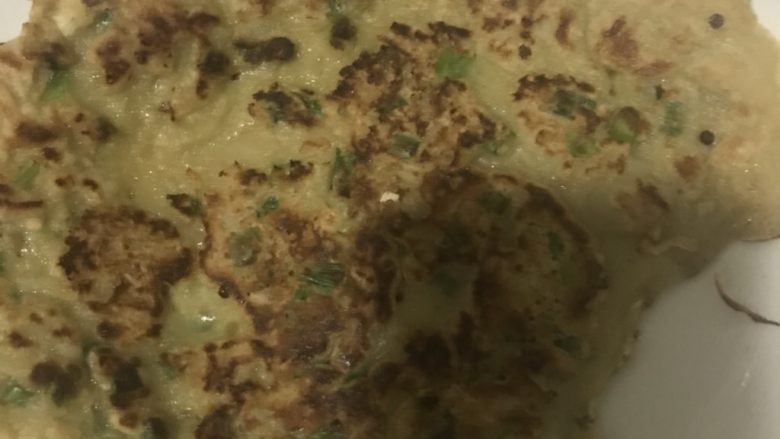 鸡蛋藕饼,这是第一个火大了一点，有一点点糊，不影响口味。一定注意要用小火。孩子特别喜欢吃，今日早餐全部吃完一人2块。✌️✌️