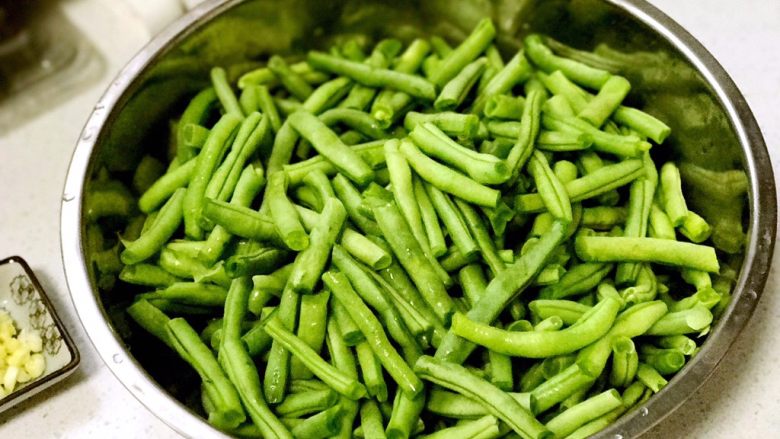 豆角焖面,准备食材，<a style='color:red;display:inline-block;' href='/shicai/ 3639'>豆角</a>洗净，掰成小段，沥干水分备用；