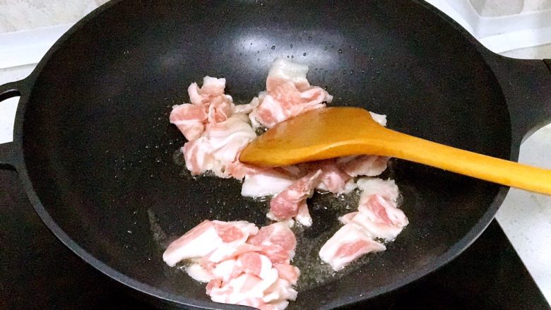 豆角焖面,热锅凉油，油温起来之后，下<a style='color:red;display:inline-block;' href='/shicai/ 428'>五花肉</a>翻炒；