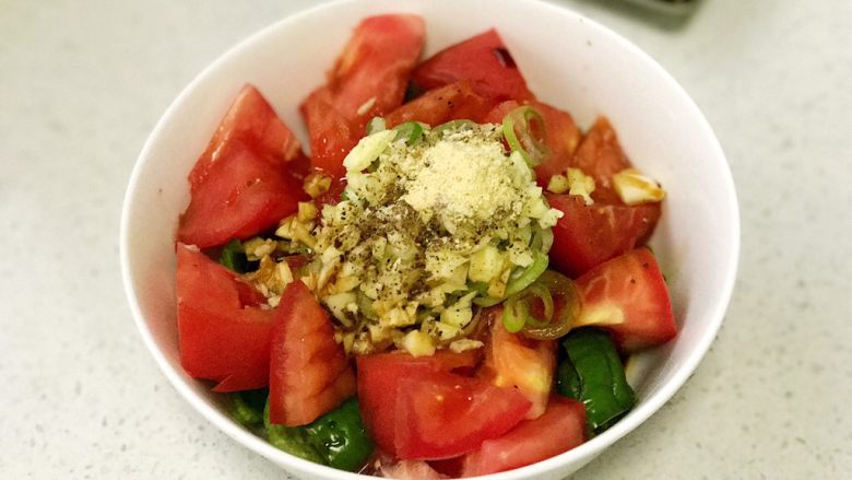 豆角焖面,<a style='color:red;display:inline-block;' href='/shicai/ 3551'>西红柿</a>、螺丝椒分别切成小块，葱蒜切末码在<a style='color:red;display:inline-block;' href='/shicai/ 3551'>西红柿</a>上，在上面加入少许花椒粉和姜粉，倒入适量生抽、老抽、白糖、盐，备用；