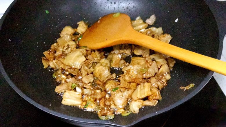 豆角焖面,加入葱蒜末、大料粉、花椒粉、姜粉调味，老抽调色；