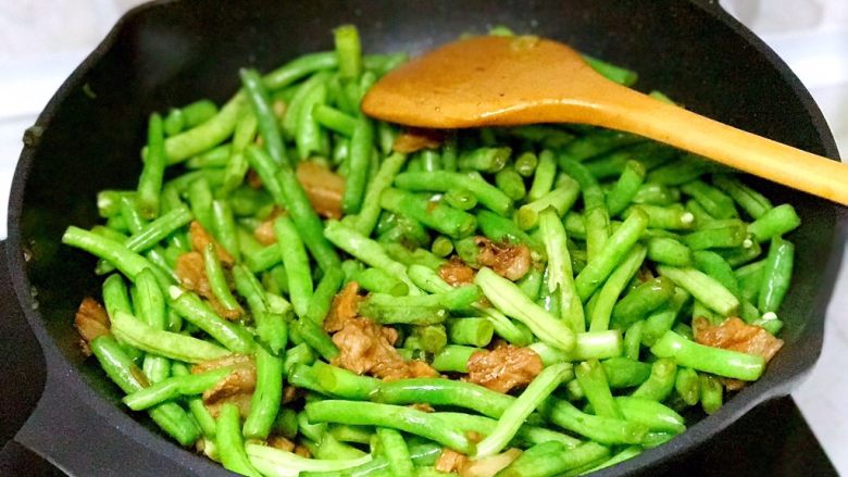 豆角焖面,加少许白糖、生抽、盐调味，炒至豆角颜色变翠绿；