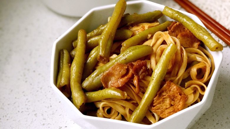 豆角焖面,出锅盛面，西红柿和螺丝椒好像都被焖化不见了踪影，只留下吸满汤汁，晶莹剔透的豆角和干爽入味的面条，尽情品尝吧！