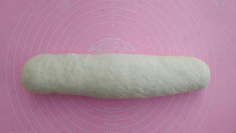 一次性发酵刀切奶香馒头,将面团按揉排气,揉成长条形状