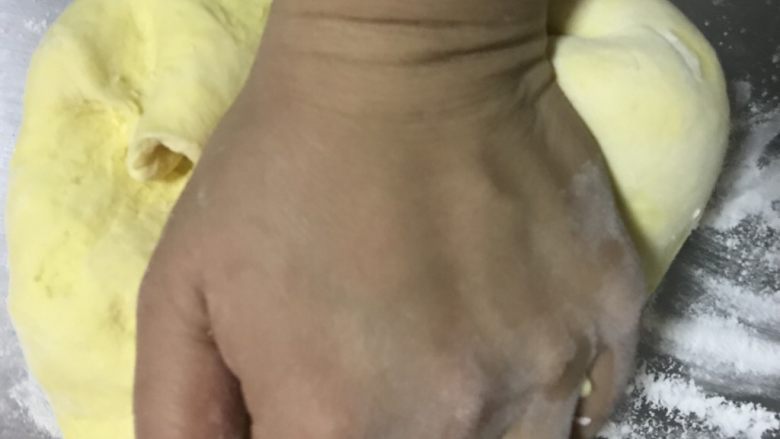 三彩豆沙包~附豆沙馅制作,用手掌根部将面团揉光滑,如粘手,撒干粉!至少能揉进50克干粉哦!
