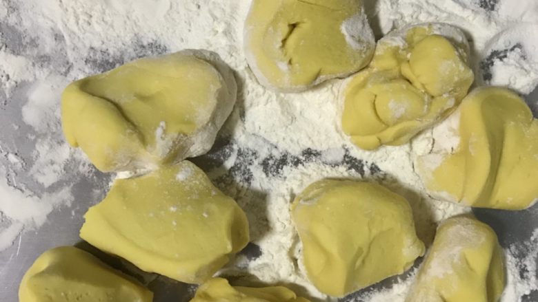 三彩豆沙包~附豆沙馅制作,分成大概60克的剂子。