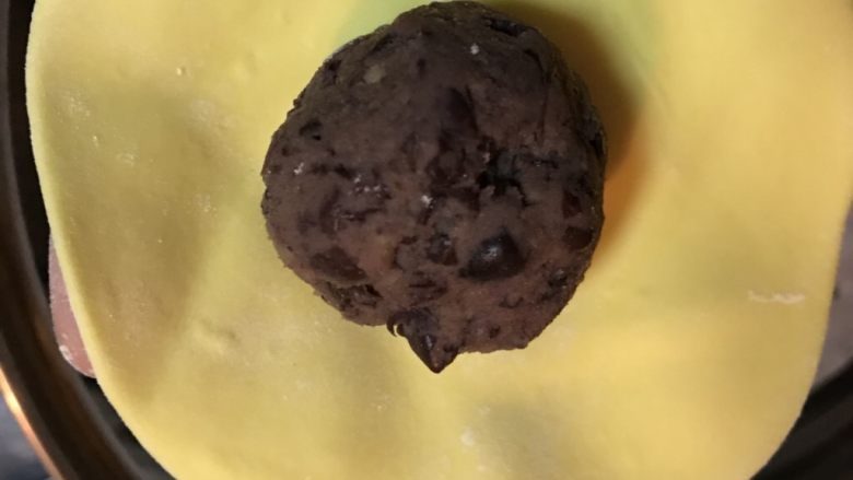 三彩豆沙包~附豆沙馅制作,将事先揉好的豆沙馅放入圆片中心。