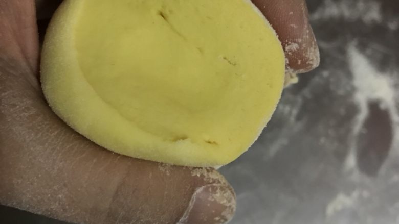 三彩豆沙包~附豆沙馅制作,取出面团揉搓充分排气,切开面团无大气孔。