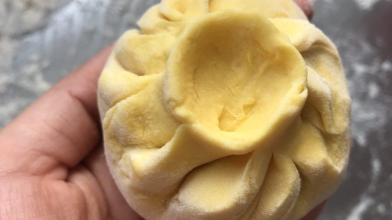 三彩豆沙包~附豆沙馅制作,顺势将其他褶子提起捏到一起。