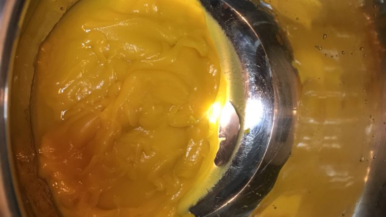 三彩豆沙包~附豆沙馅制作,熟南瓜泥放凉倒入揉面盆中。