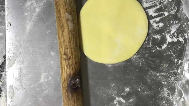 三彩豆沙包~附豆沙馅制作,擀制成圆片。
