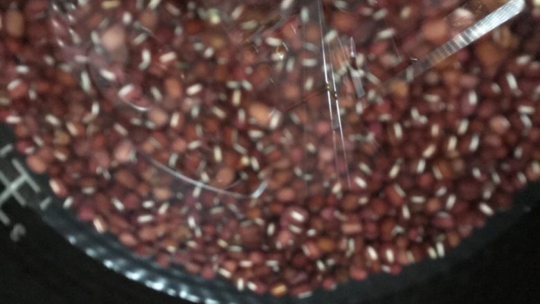 三彩豆沙包~附豆沙馅制作,泡好的赤小豆放入电饭煲高出两指水量标准煮饭程序,完成后焖三十分钟。