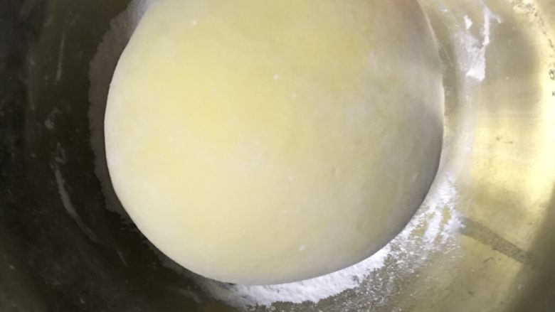 三彩豆沙包~附豆沙馅制作,分别放入面盆中第一次发酵。视温度和面团状态而定时间。室温一般夏季一个小时,冬季2-3小时。如有发酵烤箱一般40分钟就可以了。发酵到面团2倍大。
