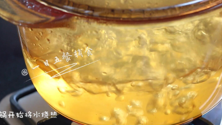 南瓜米糕 宝宝辅食,南瓜100克,大米粉+鸡蛋, 蒸锅开始将水烧热。