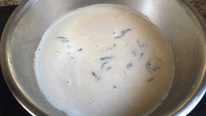 自制奶茶/升级版:锅茶,加入鲜奶。鲜奶沸腾后。闭火。过筛。
