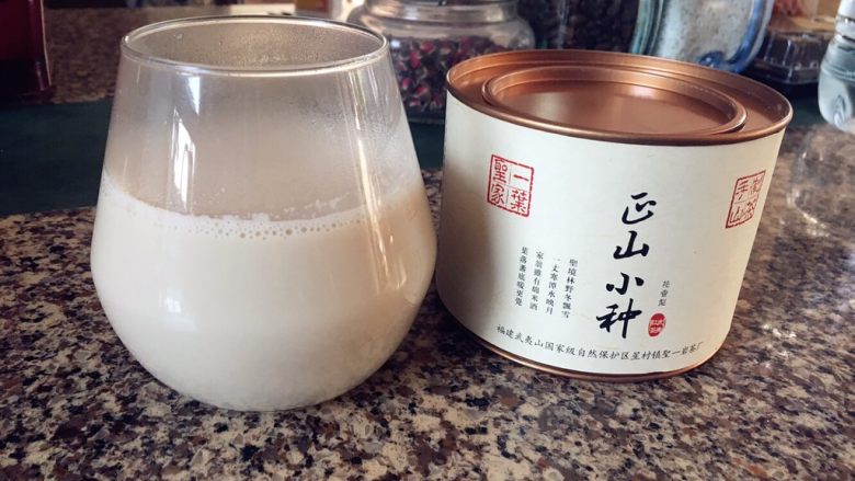 自制奶茶/升级版:锅茶,奶茶制作完毕。自行加糖或者盐就可以饮用啦!内蒙古的奶茶是咸口的。哈哈哈