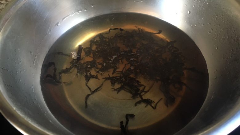自制奶茶/升级版:锅茶,冷水入锅,沸腾后加入红茶