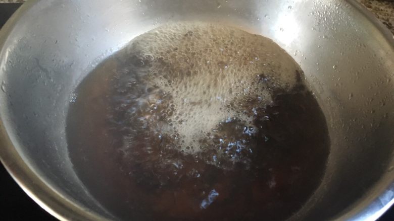 自制奶茶/升级版:锅茶,沸腾后。换小火。煮一会儿。喜欢茶味浓的朋友可以多煮煮