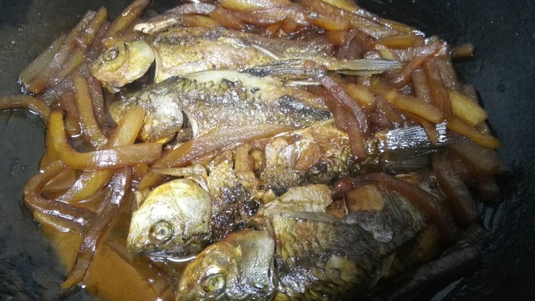 小鲫鱼烧萝卜,等汤汁焖干,鲫鱼和萝卜入味即可出锅