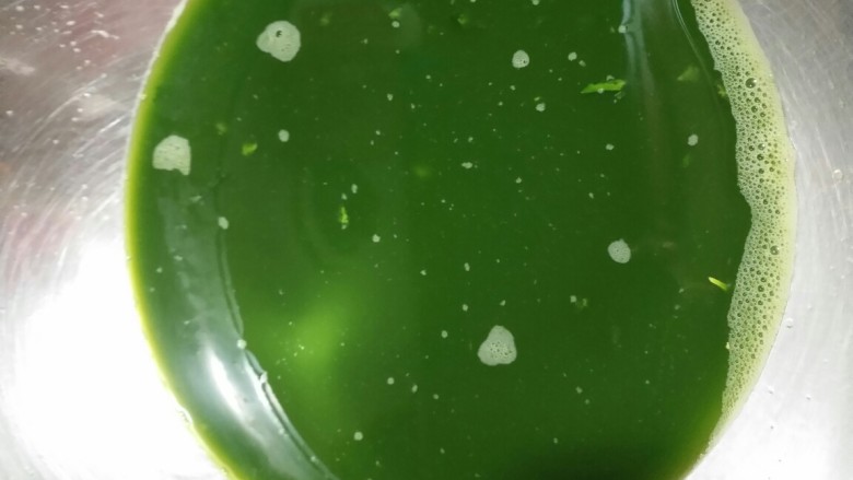 翡翠白菜馅饺子,打完芹菜杆和叶的馅,把汤攥出来,也可以打汁机打
