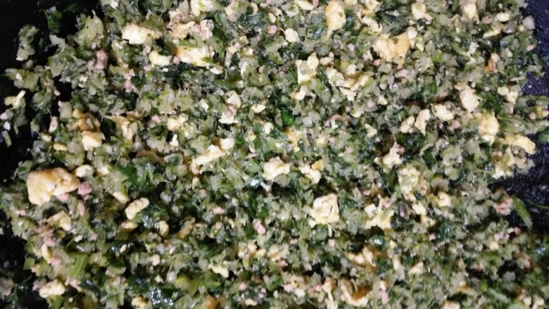 翡翠白菜馅饺子,加入素鸡精,香油,酱油,花生油,素蚝油,盐,五香粉,胡椒粉少放,拌均,有撒子和粉条放一点好了