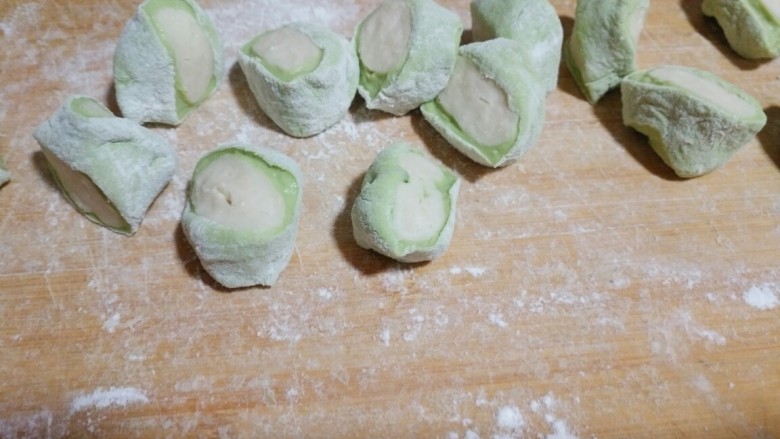 翡翠白菜馅饺子,这样的剂子,白面在里面,绿的在外面,让后按匀,擀皮,开包