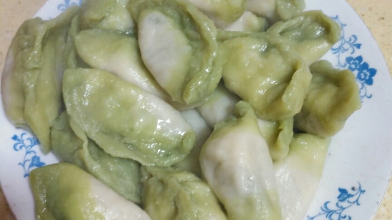 翡翠白菜馅饺子,出锅啦,香喷喷热乎乎的,这一次经验不足,但是成功,皮有一点厚,但是总的说不错