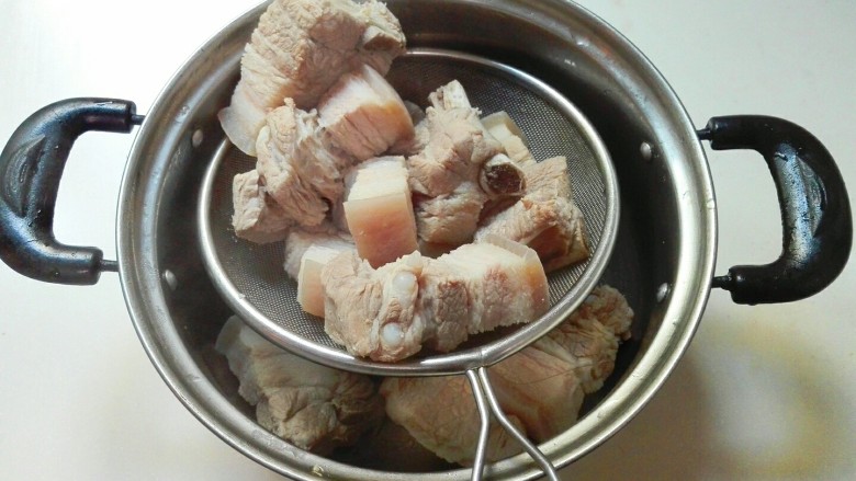 玫瑰中方滚蛋,中方肉和冷水一起下锅烧开,撇去浮沫,捞出来温水冲洗干净