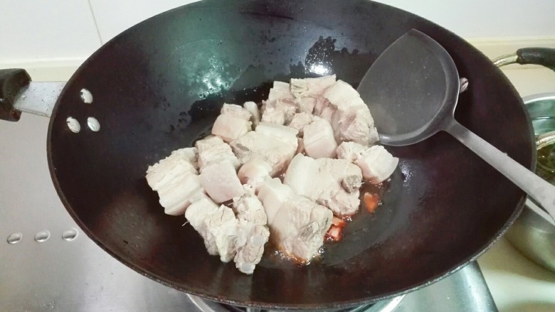 玫瑰中方滚蛋,捞出中方肉,放进炒锅