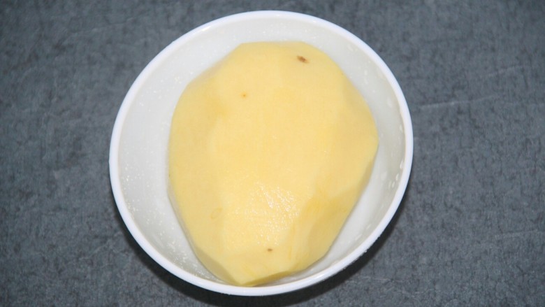 土豆泥沙拉,准备一个<a style='color:red;display:inline-block;' href='/shicai/ 23'>土豆</a>,去皮洗净