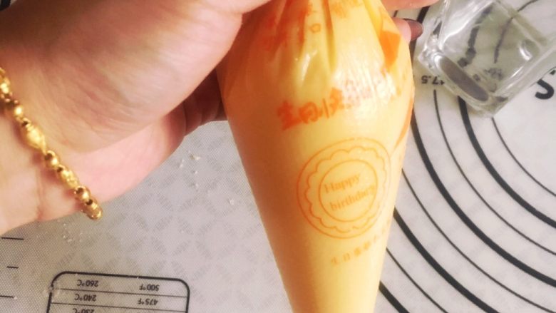 儿时的记忆—毛毛虫面包(手揉出膜),装入裱花袋待用。