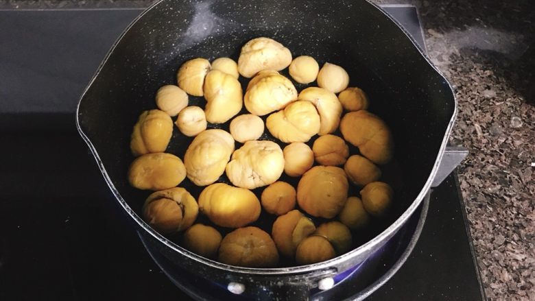 栗子蛋糕,顺便说一下我粗糙栗子泥的制作方式。首先剥一碗栗子...这锅里是两碗...因为我懒得用一点打一点,所以都是一次打很多,用不完封冰箱冷藏,用了一星期才吃完...