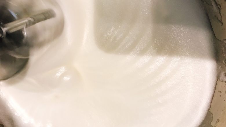 栗子蛋糕,打发至图中这样刚出现纹路...打蛋器沿盆边转动的时候能出现纹路,但是纹路会很快消失...就可以加第三次剩下的糖了。
