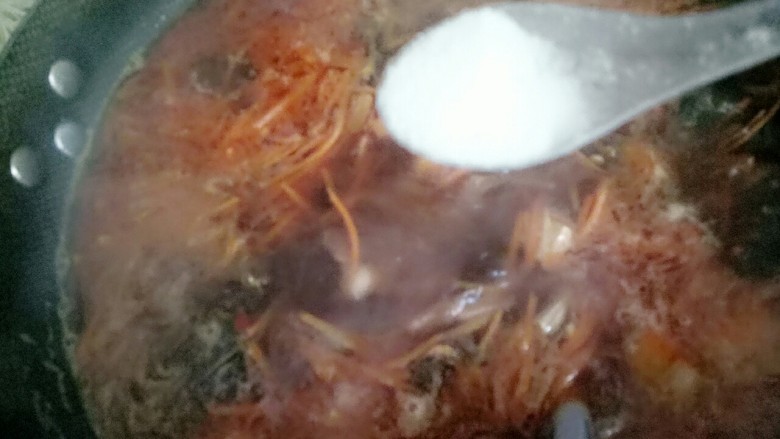 陕西臊子面,根据锅里水的情况放盐,蔬菜之前放盐了,盐根据自己口味来调